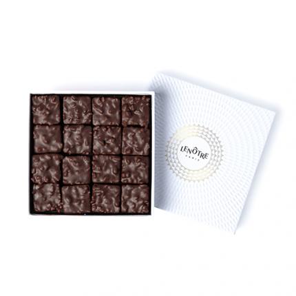 Coffret de 16 rochers pralinés signature chocolat noir
