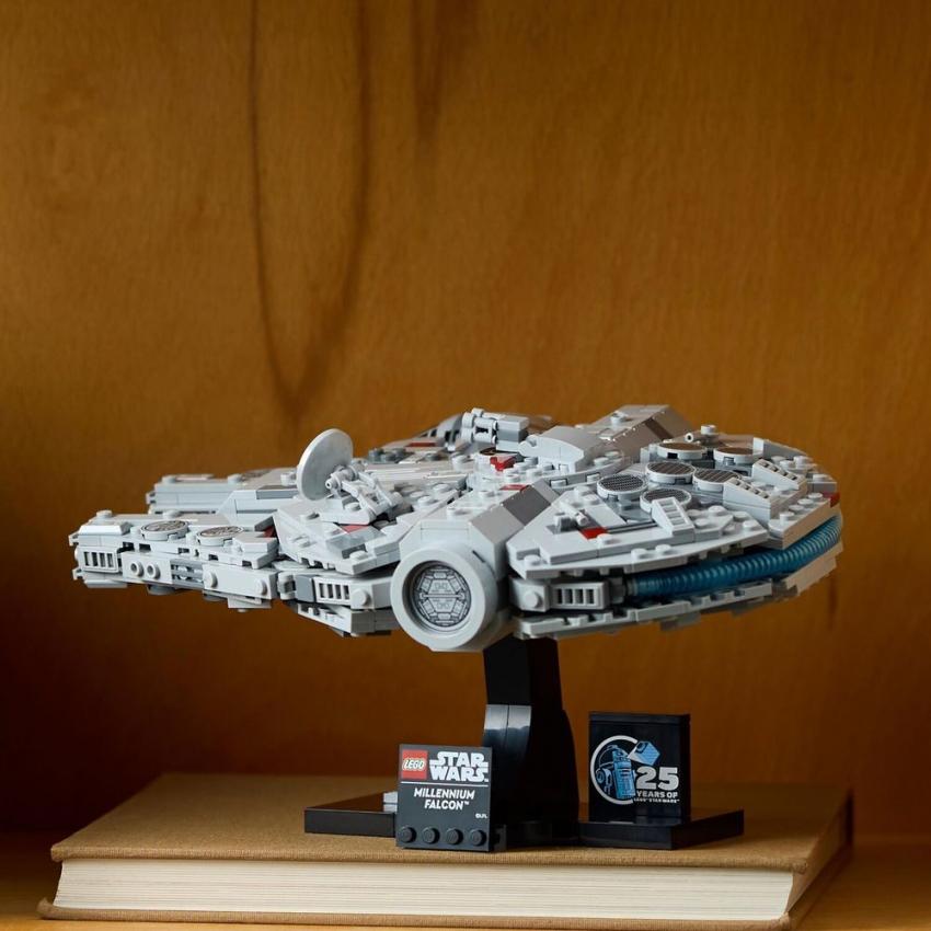 MILLENNIUM FALCON - STAR WARS