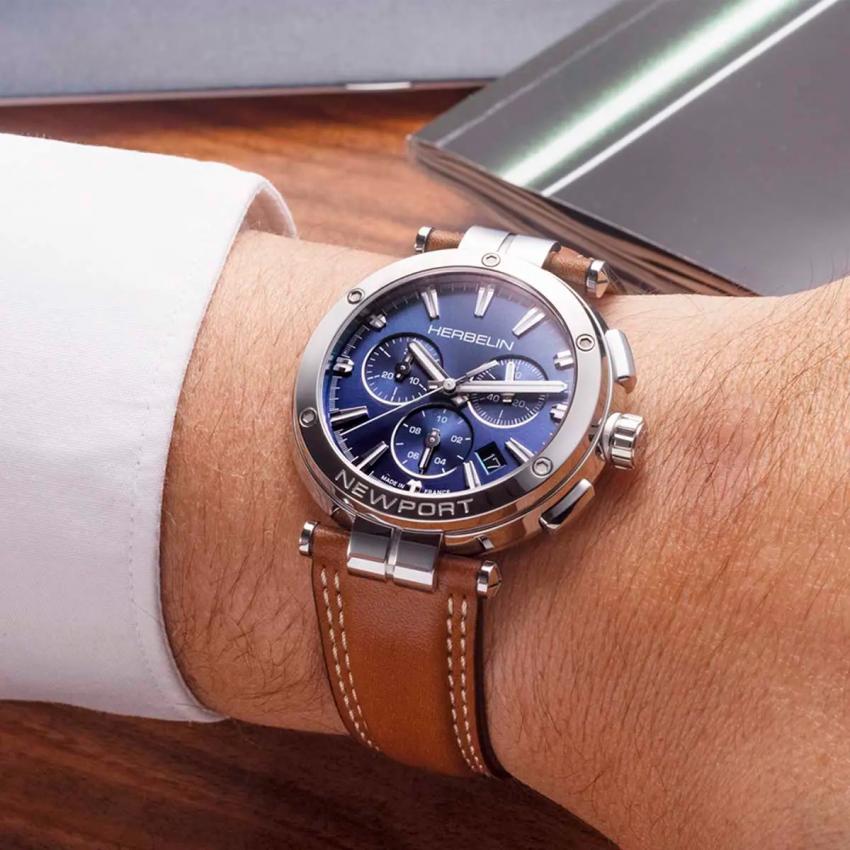 NEWPORT – CHRONOGRAPHE – BLEU & CUIR BRUN
