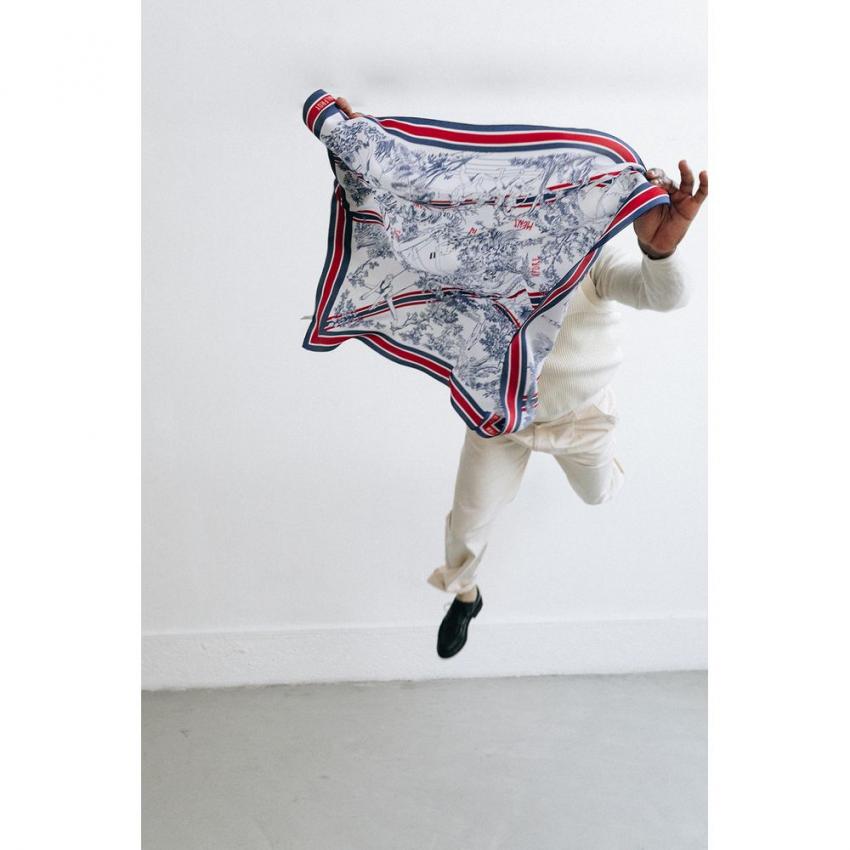 Carré 67 en twill de soie imprime Toile de Jouy sport